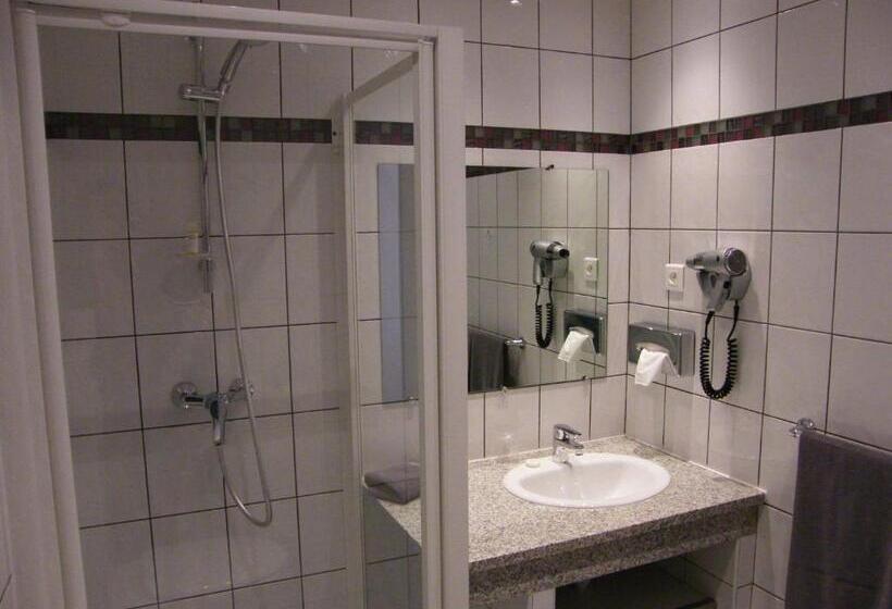 Трехместный Номер Стандарт Вид на Бассейн, Hôtel Restaurant L Empereur