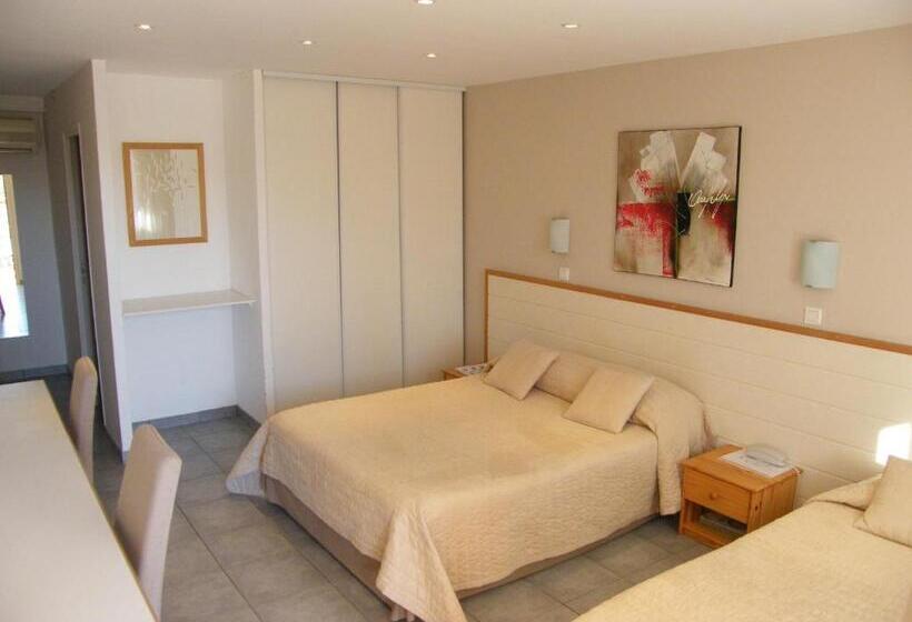 Трехместный Номер Стандарт Вид на Бассейн, Hôtel Restaurant L Empereur