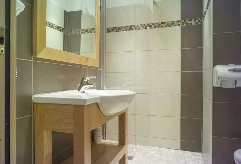 Standard Neljän Hengen Huone, Shegara