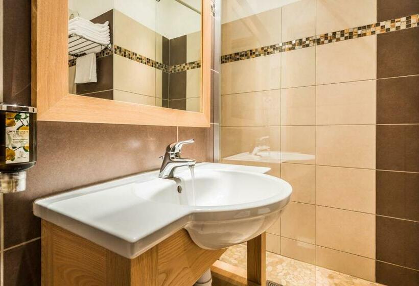 اتاق استاندارد چهار تخته, Shegara