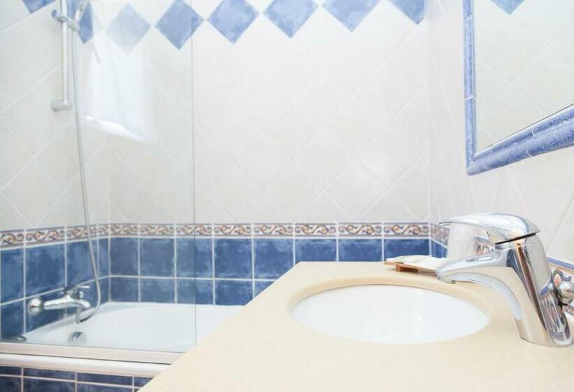 Четырехместный Номер Стандарт, Logis Hotel & Restaurant L Etape Bouc Bel Air   Gardanne