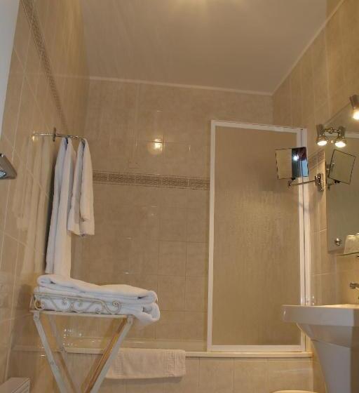 חדר סטנדרט לשלושה, Les Colonnes