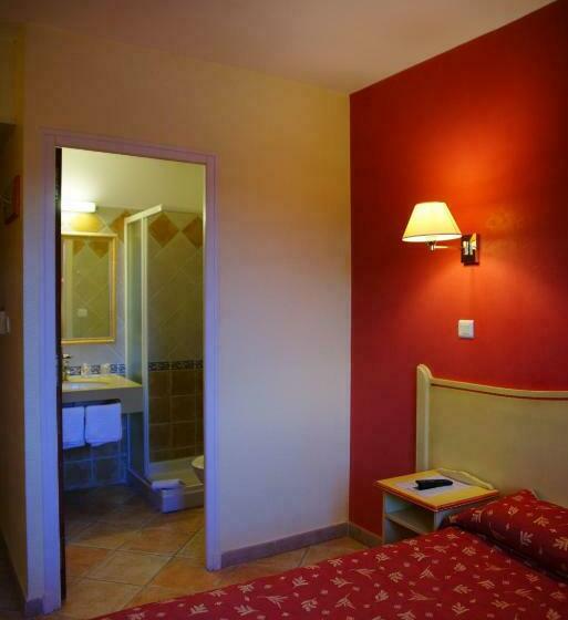 Номер Стандарт Трехместный, Logis Hotel & Restaurant L Etape Bouc Bel Air   Gardanne