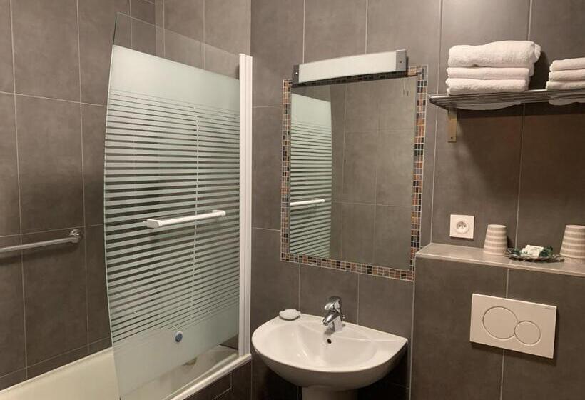 غرفة قياسية ثلاثية, Manoir De Rigourdaine