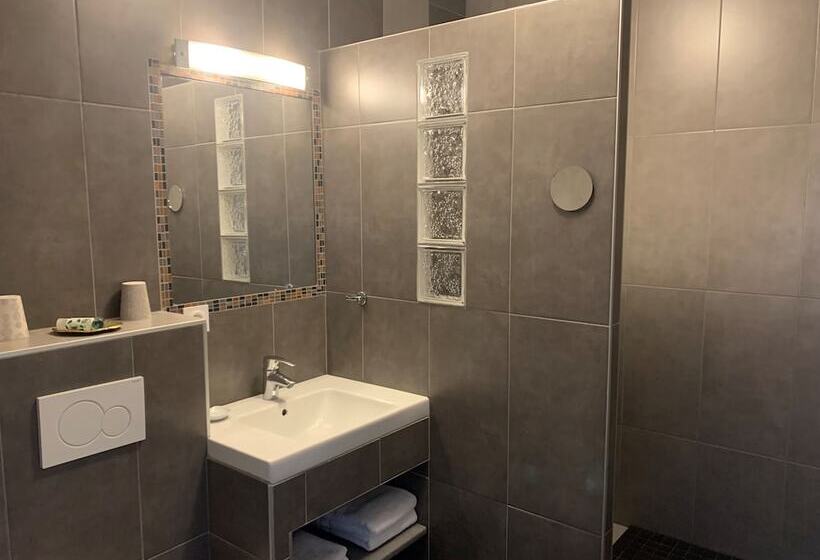 غرفة قياسية ثلاثية, Manoir De Rigourdaine