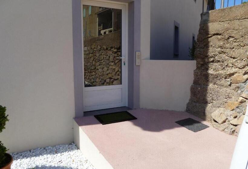 غرفة عائلية مطلّة علي البحر, St Joseph