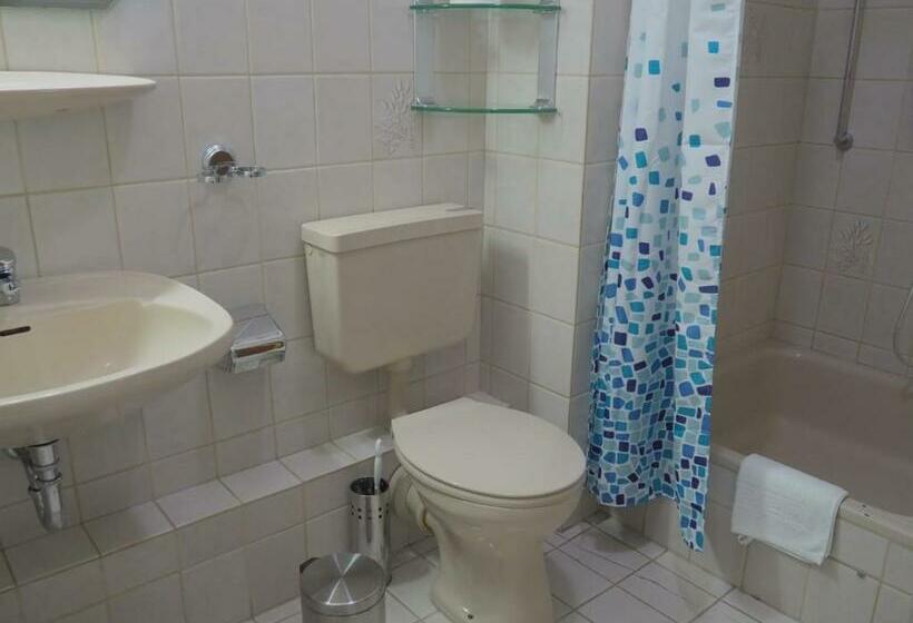 带2个卧室的公寓, Clemens