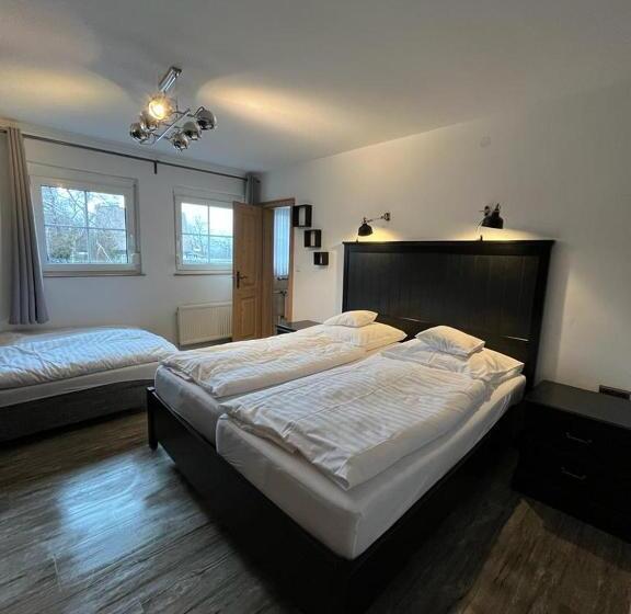 标准三人间, Clemens