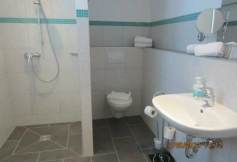 Standard Yhden Hengen Huone, Dah Inn