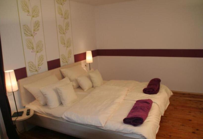 חדר משפחתי, Dah Inn