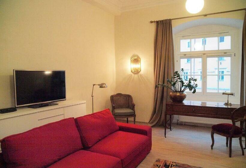 شقة غرفة واحدة, Goldenes Kreuz