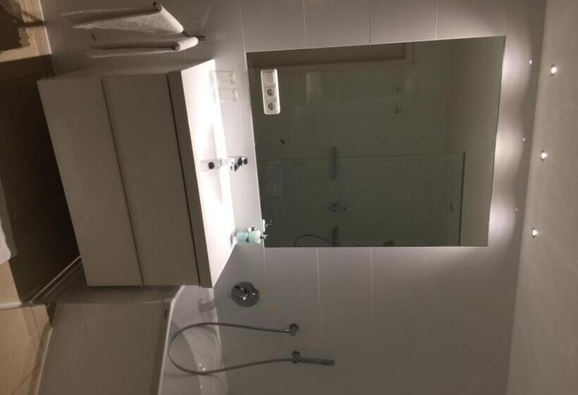 شقة غرفة واحدة, Goldenes Kreuz