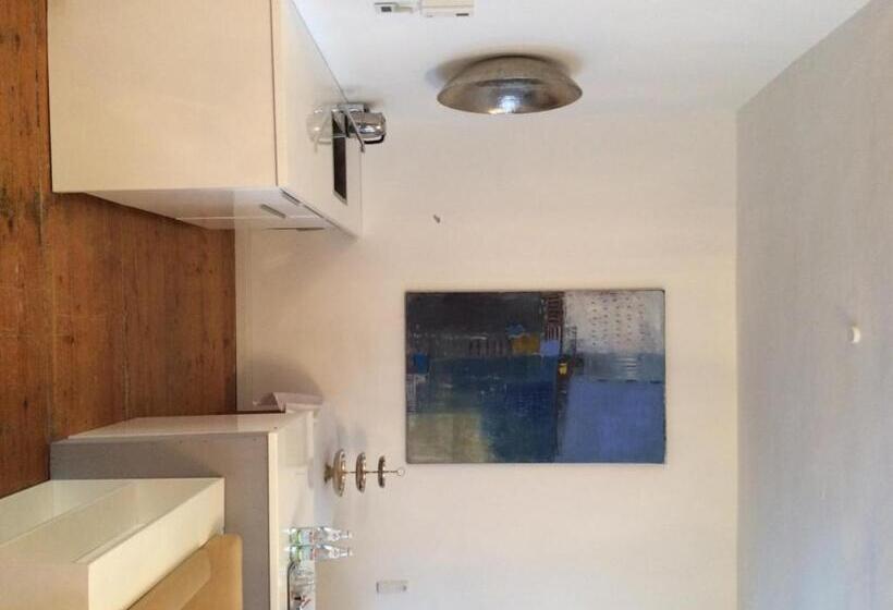 شقة غرفة واحدة, Goldenes Kreuz