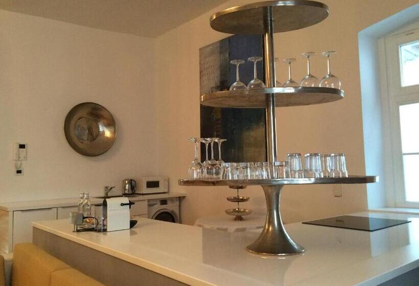 شقة غرفة واحدة, Goldenes Kreuz