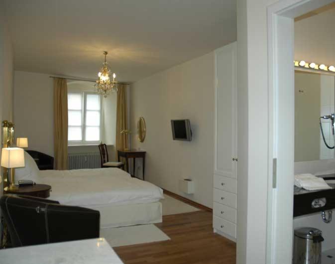 غرفة قياسية, Goldenes Kreuz