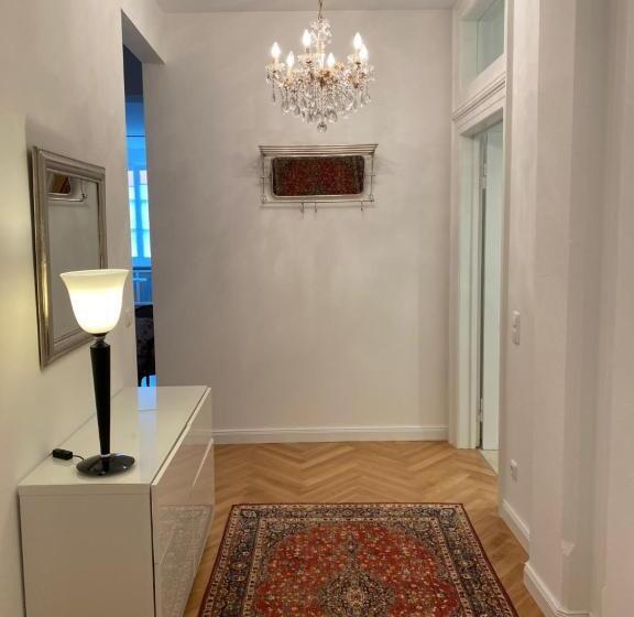 إستوديو ديلوكس, Goldenes Kreuz