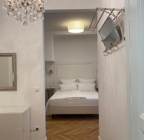 إستوديو ديلوكس, Goldenes Kreuz