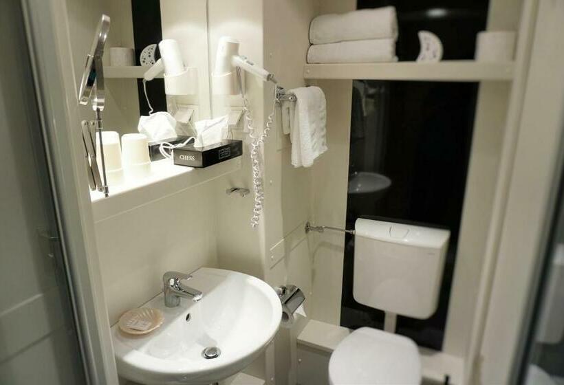 스탠다드 룸, Jan Van Werth