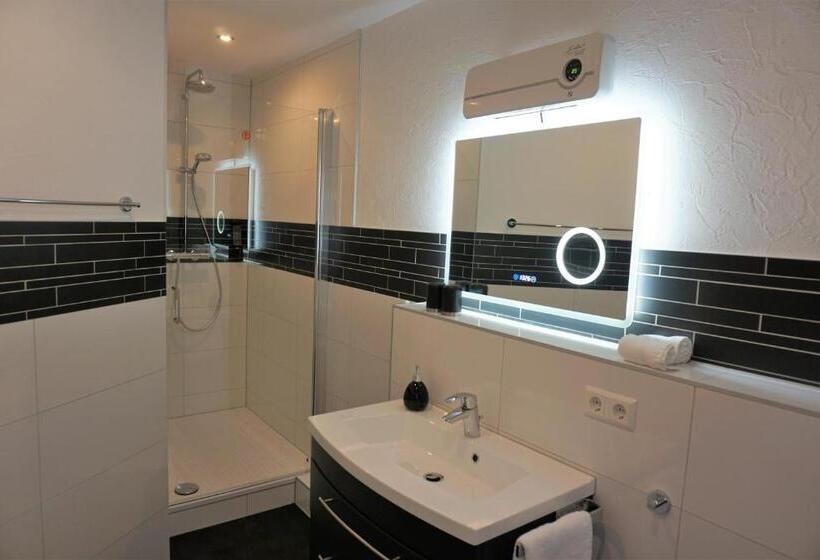 컴포트 룸, Jan Van Werth