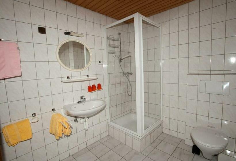 חדר סטנדרט לשלושה, Restaurant Köhler