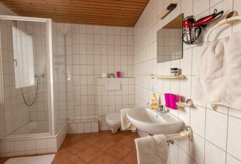 חדר סטנדרט לשלושה, Restaurant Köhler