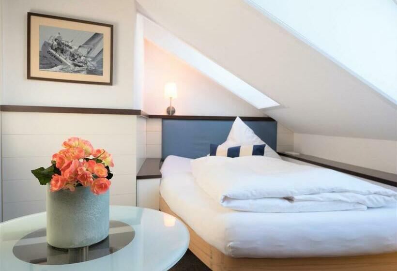 חדר בסיסי, Miramar