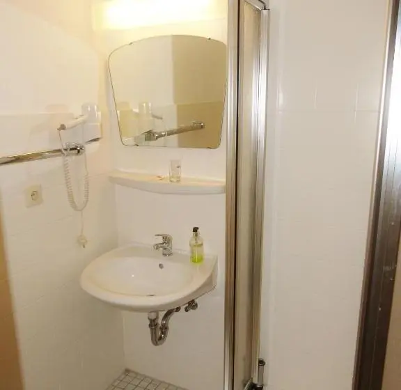 Standard Yhden Hengen Huone, Rath