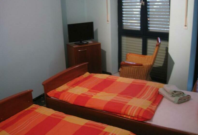 标准三人间, Restaurant Waldschänke