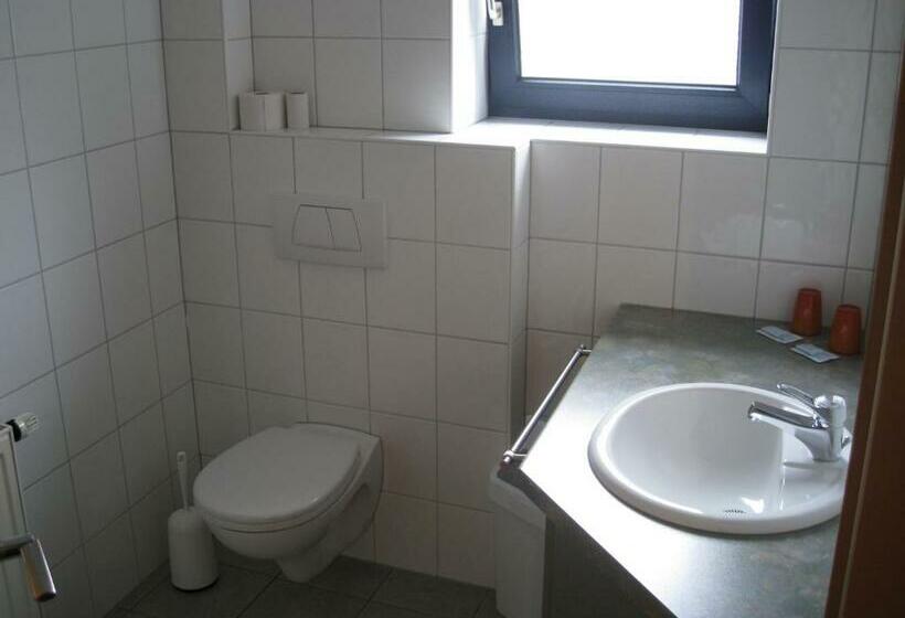 标准三人间, Restaurant Waldschänke