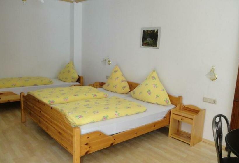 חדר סטנדרט לשלושה, Zur Grafschaft