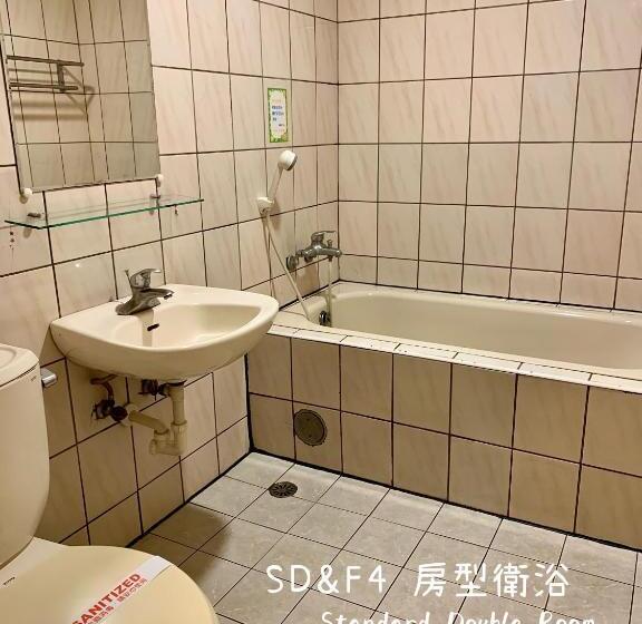 اتاق استاندارد چهار تخته, Benz