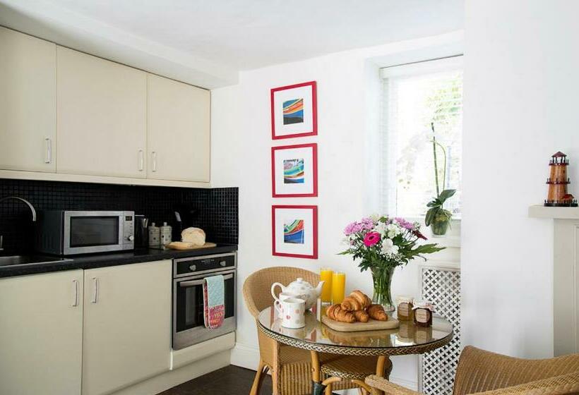 سوییت, Cary Arms & Spa