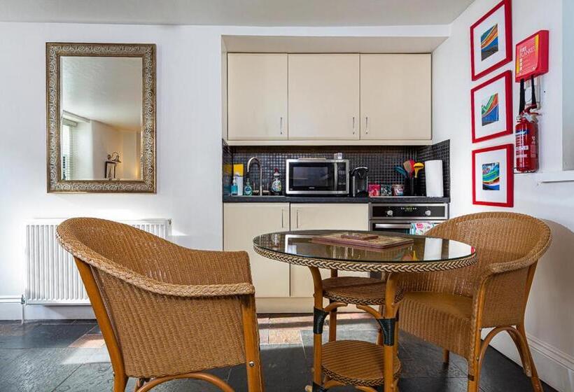 سوییت, Cary Arms & Spa