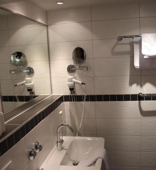 컴포트 트리플 룸, Central