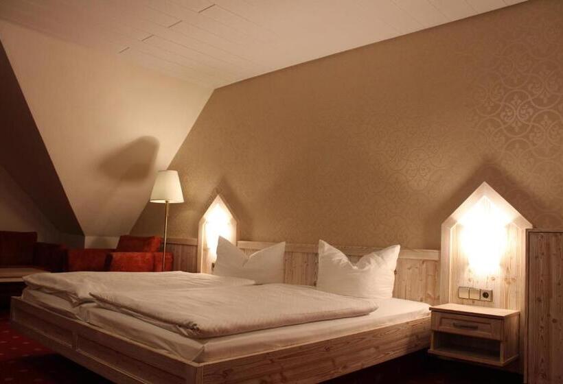 חדר קומפורט לשלושה, Central