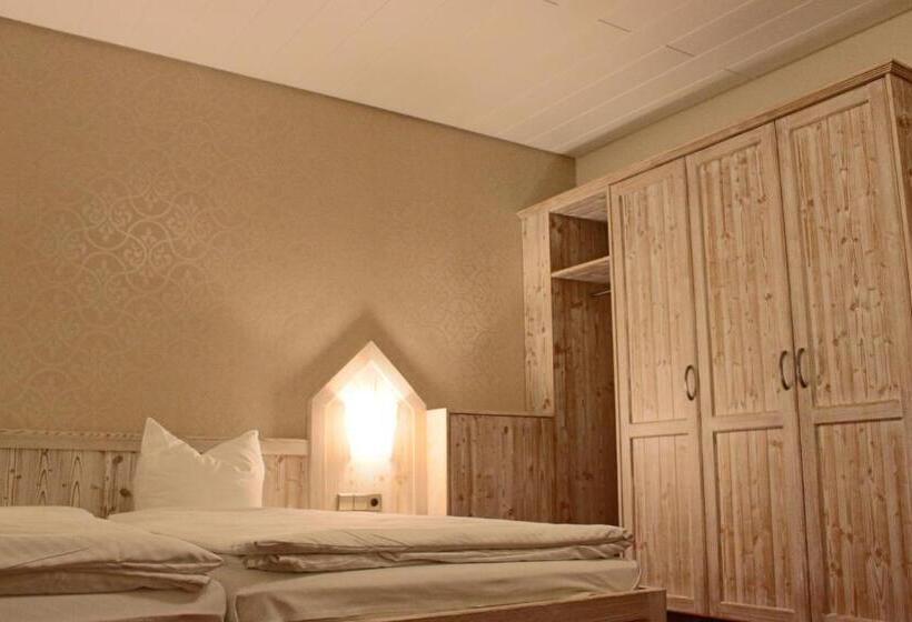 컴포트 트리플 룸, Central