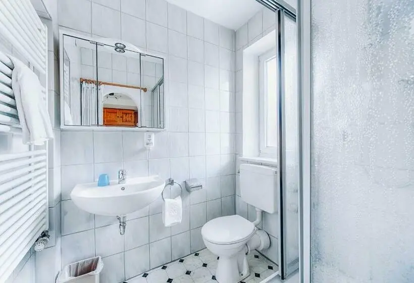Standard Yhden Hengen Huone, Nuss