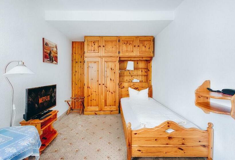 标准单人间, Nuss