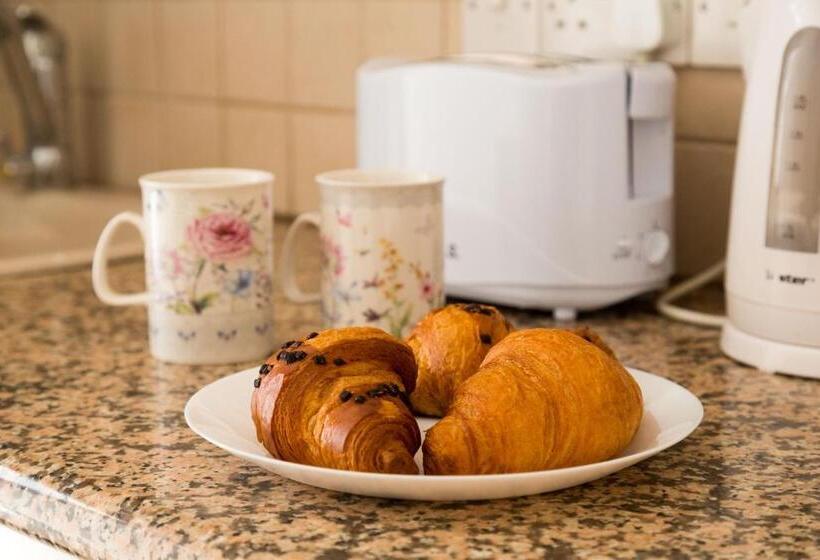 Студио Economy, King's Holiday Apartments