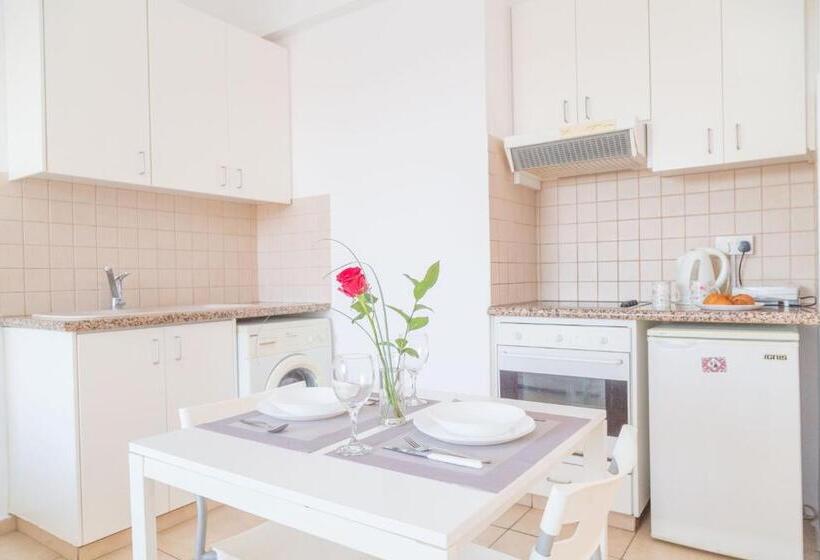 Студио Economy, King's Holiday Apartments