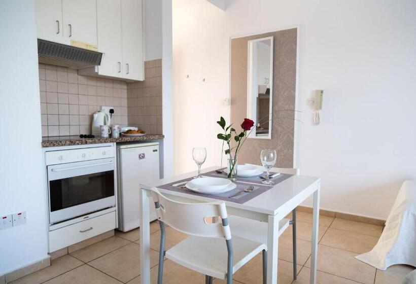 Студио Economy, King's Holiday Apartments