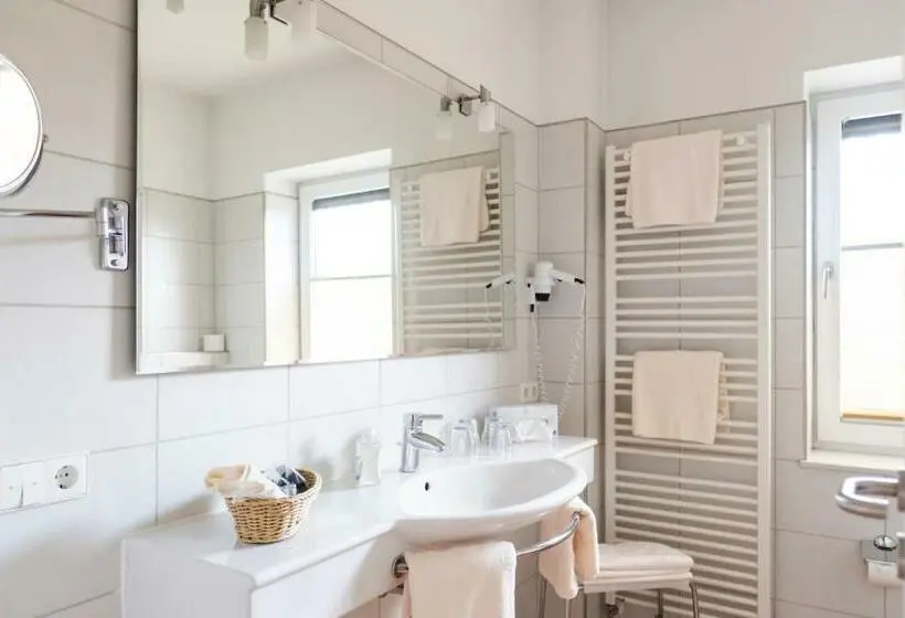 Standard Neljän Hengen Huone, Land Gut Hotel Restaurant Kreuz Meyer
