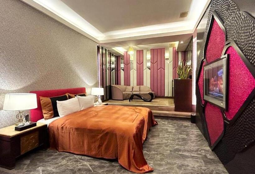 اتاق لوکس, Shining Motel