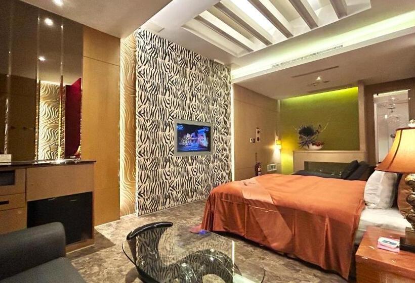 اتاق استاندارد با تخت بزرگ, Shining Motel