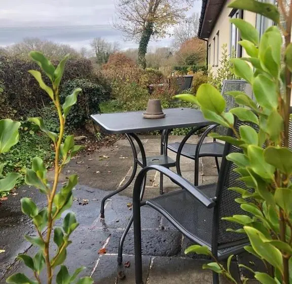Perhehuone, Accommodation Bristol Airport