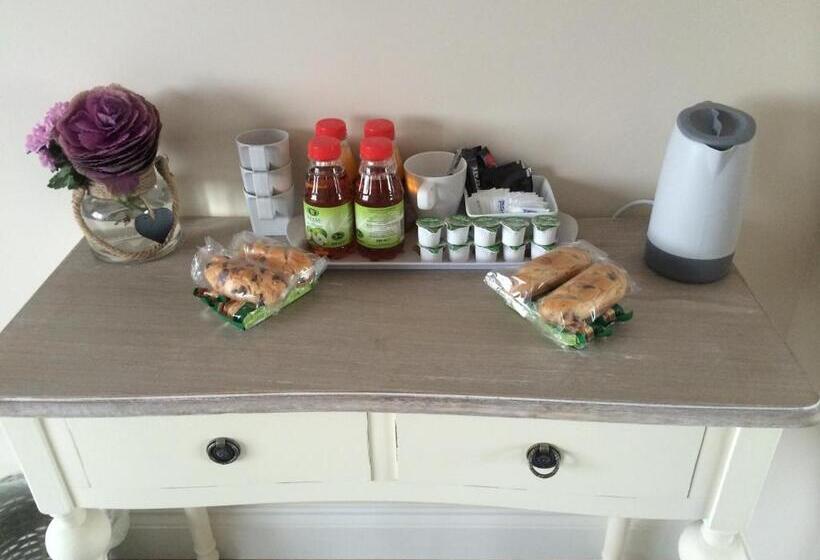 标准三人间, Accommodation Bristol Airport