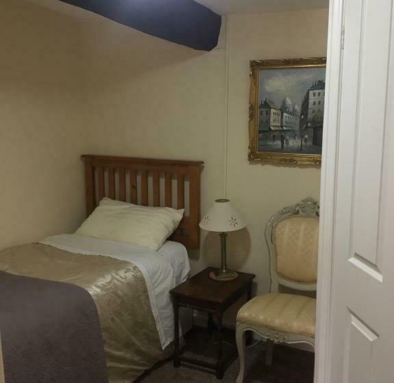 غرفة سوبيريور ثلاثية, Borderers Inn