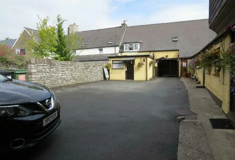 Superior Kolmen Hengen Huone, Borderers Inn