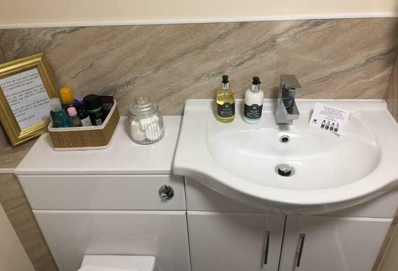 חדר סופריור לשלושה, Borderers Inn