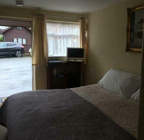 غرفة سوبيريور ثلاثية, Borderers Inn